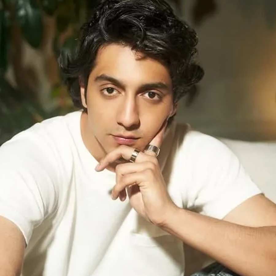 Saiyaara actor Ahaan Panday Eating popular street food snack In Thailand dgtl