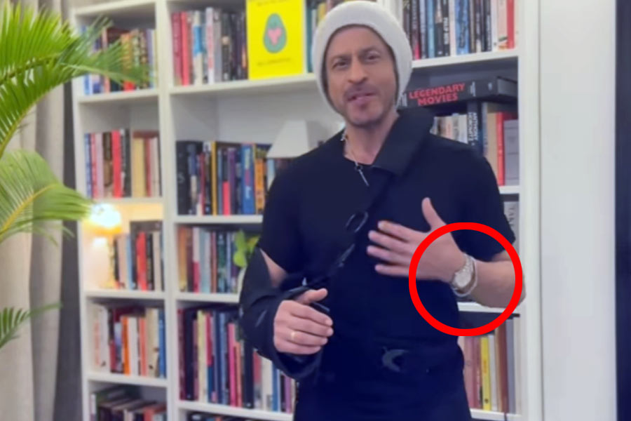 Bollywood actor Shah Rukh Khan flaunts a Rolex watch know its price