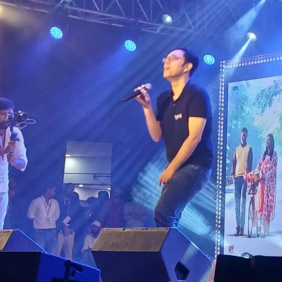 গানে গানে মঞ্চ মাতালেন অনুপম রায়।