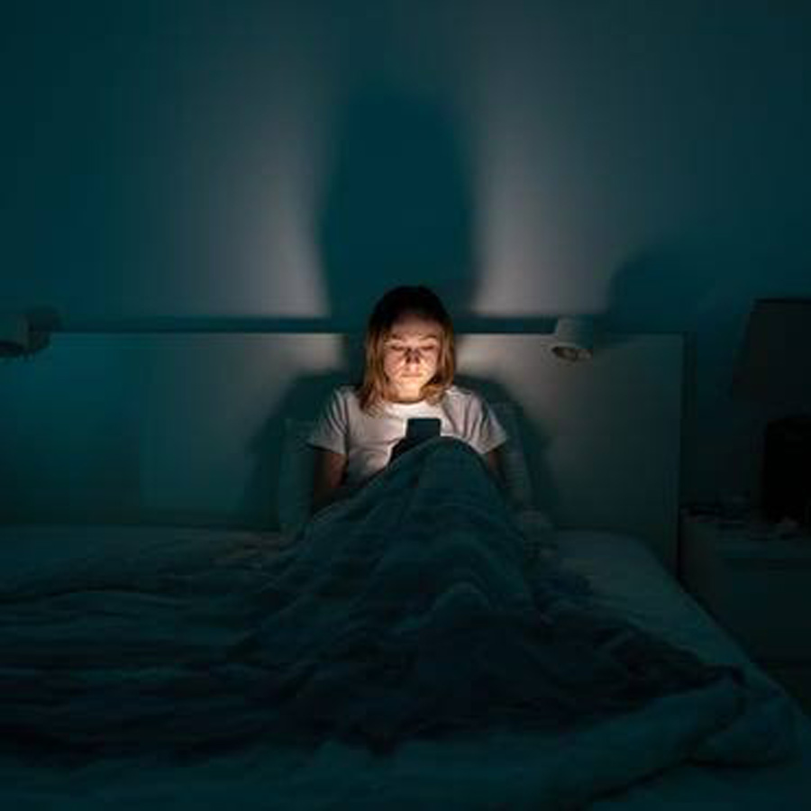 ঘুমের আগে ফোন ঘাঁটলে নিদ্রার ব্যাঘাত ঘটে।