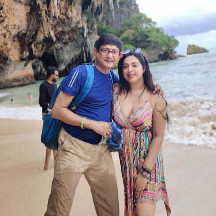 Sreemoyee Chattoraj slams a person who wrote negative comment on her photo dgtl