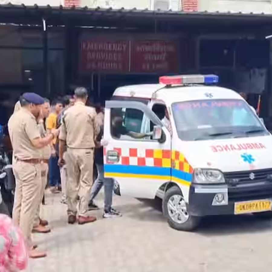 আহতদের উদ্ধার করে হাসপাতালে নিয়ে যাওয়া হচ্ছে। ছবি: সংগৃহীত।