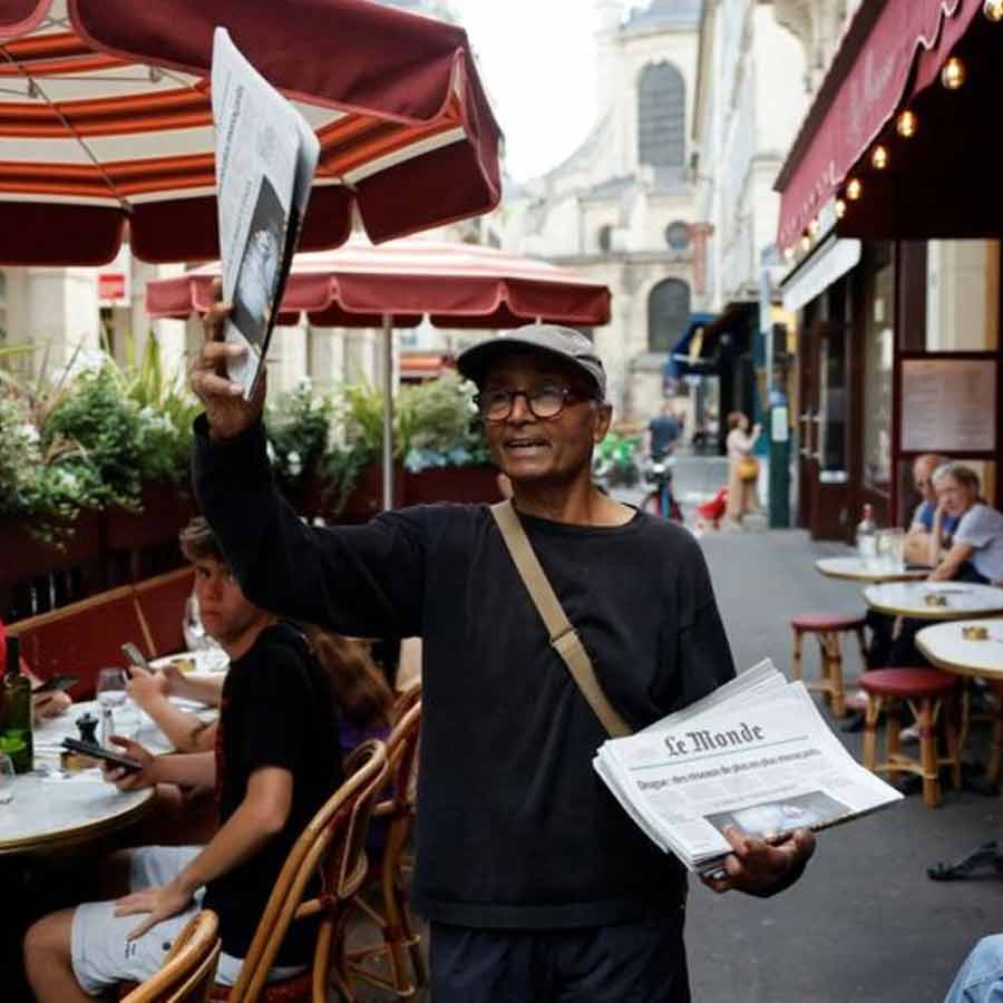 President of France Emmanuel Macron would honour Paris's last newspaper hawker Ali Akbar dgtl