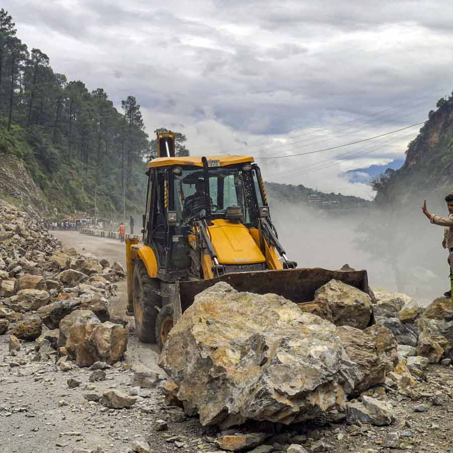 Several people stranded in Himachal Pradesh due to landslides after disasters
