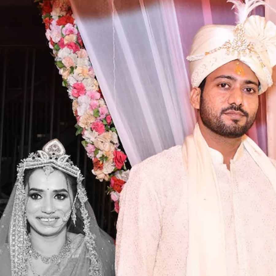 সস্ত্রীক মার্চেন্ট নেভি অফিসার।