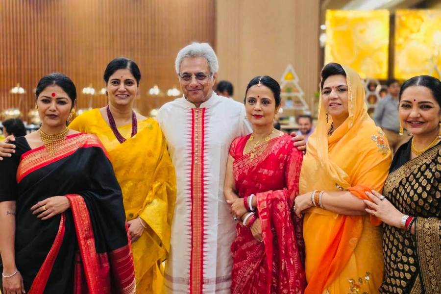 মহুয়া মৈত্র এবং পিনাকী মিশ্রের সঙ্গে যাদবপুরের সাংসদ সায়নী ঘোষ এবং মেদিনীপুরের সাংসদ জুন মাল্য।