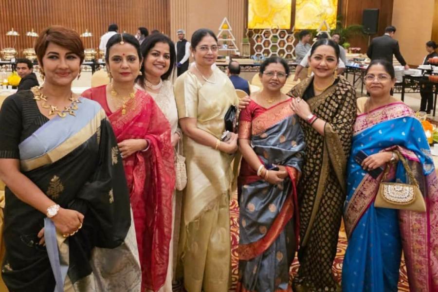 বাংলার মহিলা সাংসদেরা। রয়েছেন (বাঁ দিক থেকে) রচনা বন্দ্যোপাধ্যায়, মহুয়া মৈত্র, শর্মিলা সরকার, সাজদা আহমেদ, প্রতিমা মণ্ডল, জুন মাল্য এবং মমতাবালা ঠাকুর।