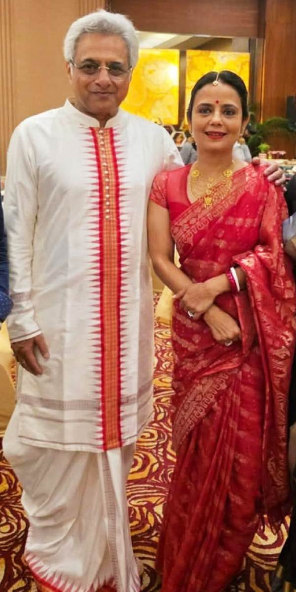 লাল সাদায় রং মেলালেন মহুয়া মৈত্র এবং পিনাকী মিশ্র।