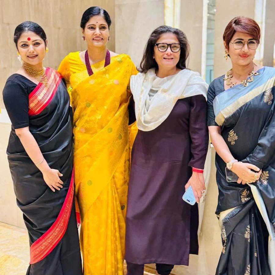 পার্টিতে কালো শাড়ি পরেছিলেন সায়নী এবং রচনা। ছবিতে তাঁদের সঙ্গে দেখা যাচ্ছে রাজ্যসভার তৃণমূল সাংসদ সুস্মিতা দেব এবং আপনা দলের সাংসদ অনুপ্রিয়া প্যাটেলকে।  