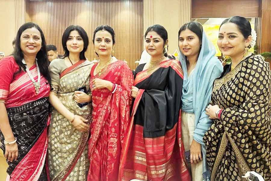 ডিম্পল যাদবের (বাঁ দিক থেকে দ্বিতীয়) সঙ্গে মহুয়া এবং অন্য মহিলা সাংসদেরা। 