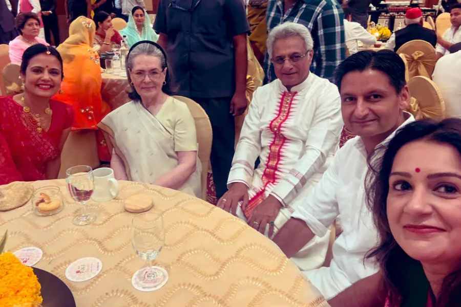 সনিয়া গান্ধীর সঙ্গে মহুয়া এবং পিনাকী।  নিজস্বীতে শিবসেনার প্রিয়ঙ্কা চতুর্বেদী।  