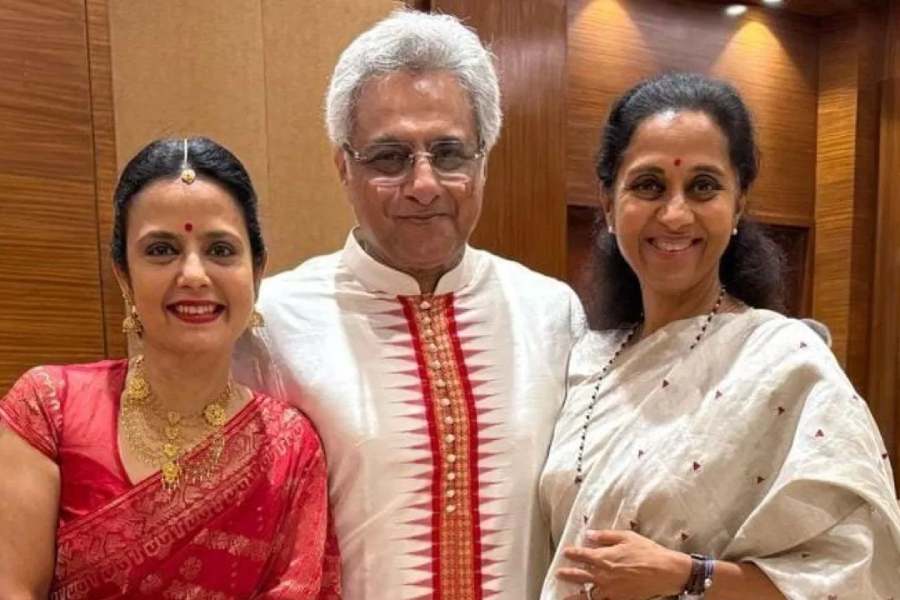 সুপ্রিয়া সুলের সঙ্গে মহুয়া এবং পিনাকী। 