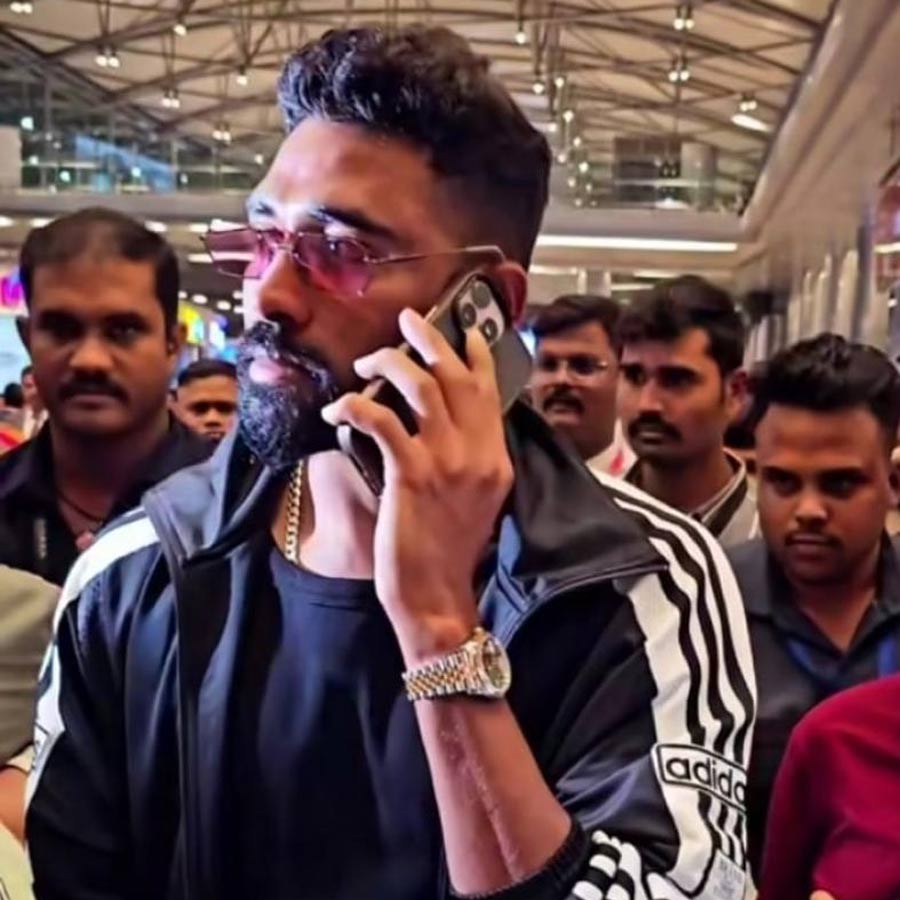 A huge crowd gathered and grandly welcomed Mohammed Siraj at Hyderabad Airport after he returned from England