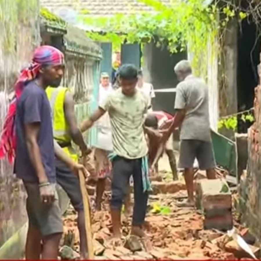 Old building collapsed in Kolkata dgtl