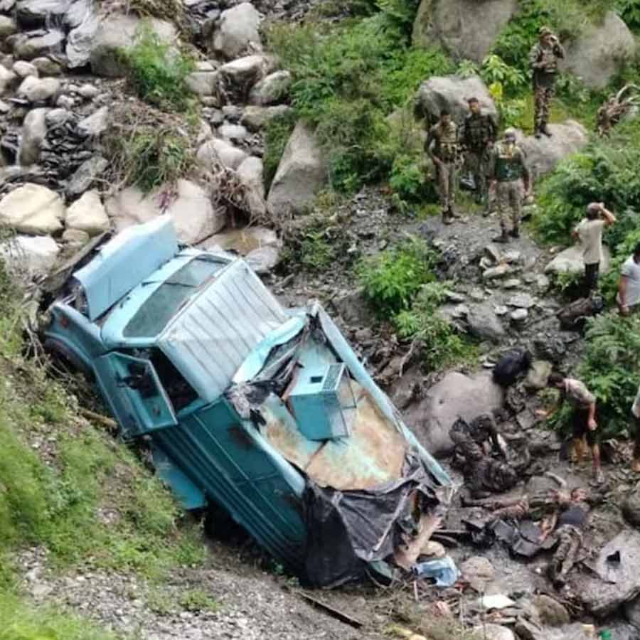 Vehicle of CRPF jawans fell into ditch in Udhampur dgtl