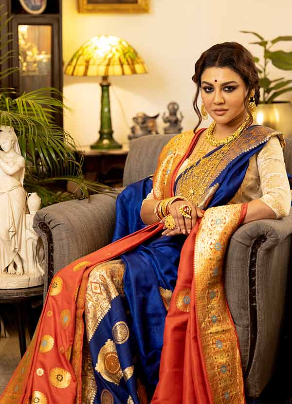 এমনটাই যেন জয়া, যখন-তখন শাড়ির প্রেমে পড়তে পারেন। বিশেষ করে পুরনো শাড়ির। সেটি যদি হাতে বোনা শাড়ি হয় তা হলে তো কথাই নেই। নিজেকে সাজানোর জন্য কলকাতায় বসে ঢাকা থেকে পছন্দের পুরনো শাড়িও আনাতে পারেন! আর সেটাই করেছেন শুধু আনন্দবাজার ডট কমের জন্য।