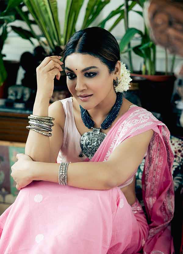 নিজের অভিনয় নিয়ে জয়া যত না অনর্গল, তার থেকেও অনায়াস শাড়ির প্রসঙ্গ উঠলে। এ দিনও তাই ঘটল। শাড়ি-প্রেম নিয়ে বলতে বলতে নায়িকা স্মৃতিমেদুর। বললেন, “অন্যেরা পুরনো পোশাক সরিয়ে আলমারি হালকা করেন। নতুন পোশাক রাখেন। আমি উল্টো। পুরনো কোনও কিচ্ছু বাদ দিতে পারি না!”