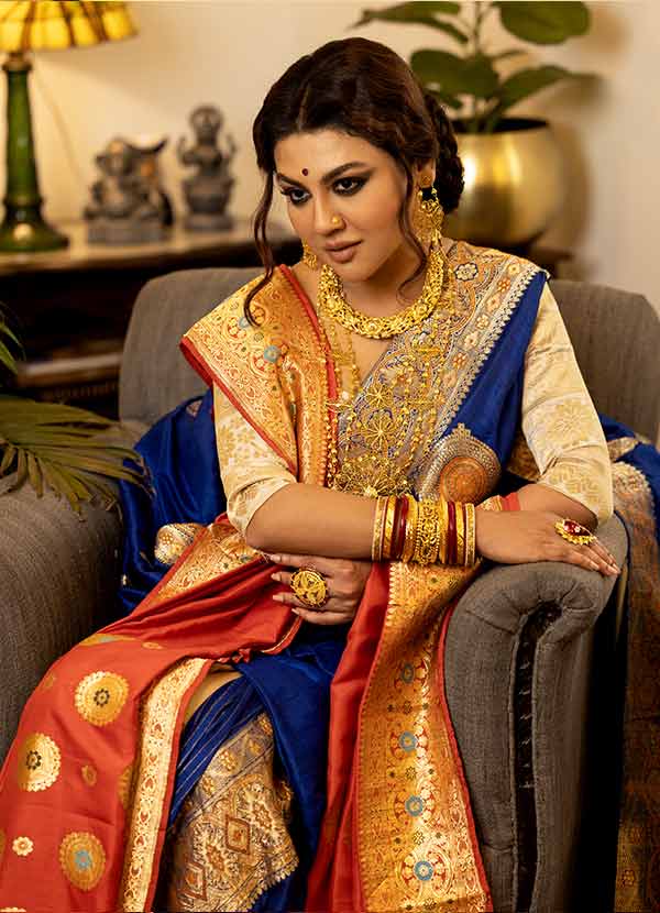 এই বিশেষ শুটের আয়োজন হয়েছিল আর এক অতিপরিচিত অভিনেত্রীর বাড়িতে। সেই বাড়ির কানায় কানায় ঐতিহ্য, আভিজাত্য। তিনি সোনালি বসু (গুপ্ত)। তাঁর মা-বাবা খ্যাতনামী অভিনেত্রী, পরিচালক। দীনেন-কাজল গুপ্তের কন্যার অন্দরসজ্জায় সাবেক আর আধুনিকতার অদ্ভুত সহবাস। মানুষসমান আয়নার সামনে দুই শাড়ি সামলাতে সামলাতে জয়া যখন গিয়ে দাঁড়ালেন, মনে হল, পুরনো শাড়িও বুঝি নতুন রূপকথার জন্ম দেয়!