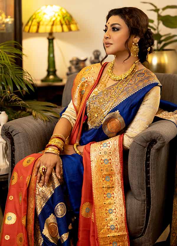 নারী আর শাড়ি অভিন্ন। সোনালিও প্রস্তুত প্রায় দেখা না পাওয়া এক বালুচরিতে। দুই সুন্দরী মুখোমুখি বসতেই টের পাওয়া গেল, সোনালিও শাড়ি নিয়ে কাজ করেন। পুরনো শাড়ির প্রতি অদ্ভুত মায়া তাঁরও। ৪০-৫০ বছরের আগের শাড়ির ঐতিহ্য কী করে ফিরিয়ে আনা যায় সেই চেষ্টাই করে চলেছেন তিনি।