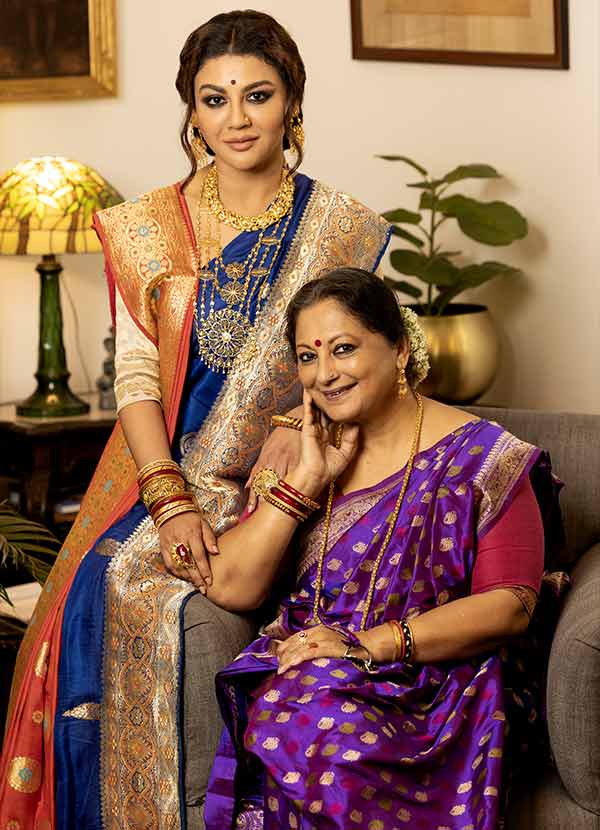 সোনালি-জয়া সম্প্রতি অনিরুদ্ধ রায় চৌধুরীর ‘ডিয়ার মা’ ছবিতে মা- মেয়ের চরিত্রে কাজ করে ভূয়সী প্রশংসা পেয়েছেন। ছবির গল্প করতে করতেই তাঁরা ভাগ করে নিলেন শাড়ি রক্ষণাবেক্ষণের টিপ্‌সও। যেমন, দু’জনেই শাড়ি নরম কাপড়ে মুড়ে রাখেন। মাঝেমধ্যে বদলে দেন শাড়ির ভাঁজ।