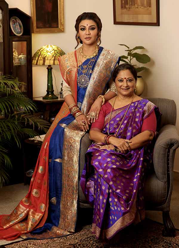 শাড়ি নিয়ে কথার মাঝেই উঠে এল প্রথম প্রেম। প্রেমিক পুরুষ ভালবেসে নারীকে যখন শাড়ি উপহার দেন, তার আবেদনই আলাদা। কথা পেড়েই সোনালির দুষ্টু প্রশ্ন জয়াকে, “তোমার গল্প শুনি?” নায়িকার আফসোস, “সে আর হল কই? আমায় প্রথম শাড়ি দিয়েছিলেন আমার দিদা। তখন আমি সপ্তম শ্রেণি। বুঝলাম, বড় হয়ে গিয়েছি।” এ বার সোনালির পালা। লাজুক হেসে জামরঙা সিল্কের শাড়ির আঁচল সামলাতে সামলাতে বললেন, “আমার একটাই প্রেম। জীবনে একজন পুরুষ এসেছেন, আমার স্বামী।” তিনি প্রথম শাড়ি দিয়েছিলেন অভিনেত্রীকে। কালো সিল্কে নানা রঙের ফুল। “শাড়িটা যত্নে রেখেছি। একদম নতুনের মতো। ফাঁকা সময়ে হাত বোলাই শাড়ির গায়ে। স্মৃতি ফিরে ফিরে আসে।”