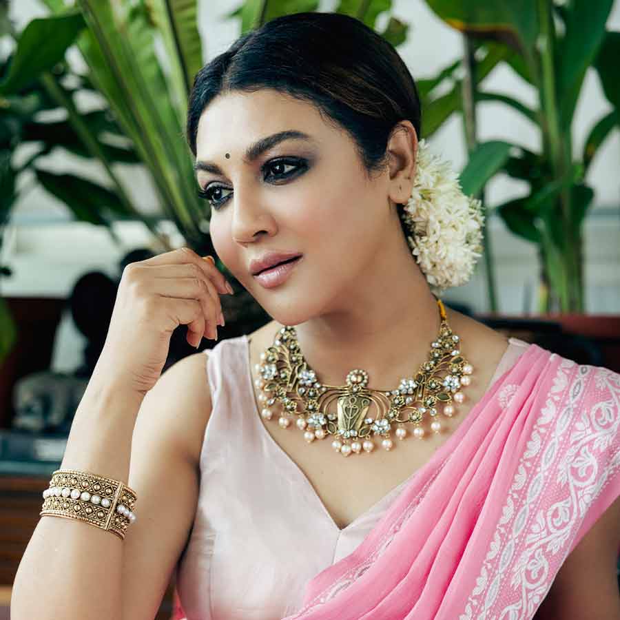 সোনালি, জয়া দু’জনেই হাতে বোনা শাড়ি ভালবাসেন। যন্ত্রে বোনা শাড়ি নয়। দুঃখ করলেন, যান্ত্রিক যুগে হ্যান্ডলুম শাড়ি একটু যেন কোণঠাসা। তুলনায় দাম বেশি, তাই এখন মানুষ যন্ত্রে বোনা শাড়িতেই আগ্রহী। “তবু হাতে বোনা শাড়িতে যেন স্নেহ বোনা থাকে। আমি আমাদের দেশের তাঁত মহল্লায় গিয়ে দেখেছি। মানুষের আঙুলের ছোঁয়ায় তৈরি শাড়ির সমান কখনও যন্ত্রে বোনা শাড়ি হতে পারে না”, নিশ্চিত জয়া।  জয়া এবং সোনালি তাই বিশেষ দিনে শাড়িপ্রেমীদের অনুরোধ করলেন, “মানুষের পরিশ্রমের মর্যাদা দিন। হ্যান্ডলুম শাড়ি দীর্ঘজীবী হোক।”  কেউ যদি জয়ার মতো করে খুব প্রিয় দুটো শাড়ি একসঙ্গে পরতে চান? উত্তর দিলেন সজ্জাশিল্পী নূর (বাবাই)। তিনি বললেন, “যাঁরা শাড়ি পরান তাঁদের কাউকে দিয়ে অনায়াসে যে কেউ যে কোনও উৎসবে নিজেকে এমন করে সাজাতে পারেন। বেশ অন্য রকম দেখাবে কিন্তু।”