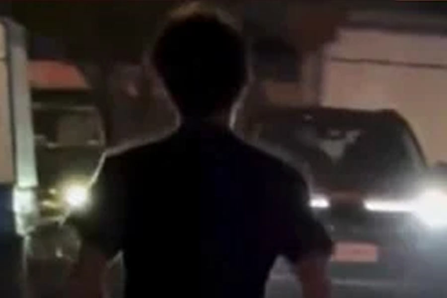 রাস্তা দিয়ে দৌড়োচ্ছে হৃতিক-পুত্র।