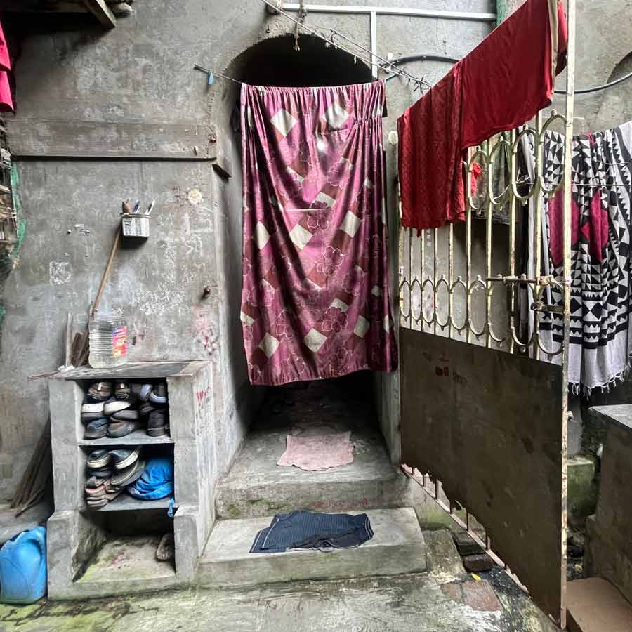 ৫৫/বি শম্ভুনাথ পণ্ডিত স্ট্রিটের ভাড়ার ঘরের এক কোণে রাখা জুতোর তাকে পুরুষদের পরার অনেকগুলি জুতো। গত এক বছরে সে জুতোয় ধুলোর আস্তরণ পড়েছে।