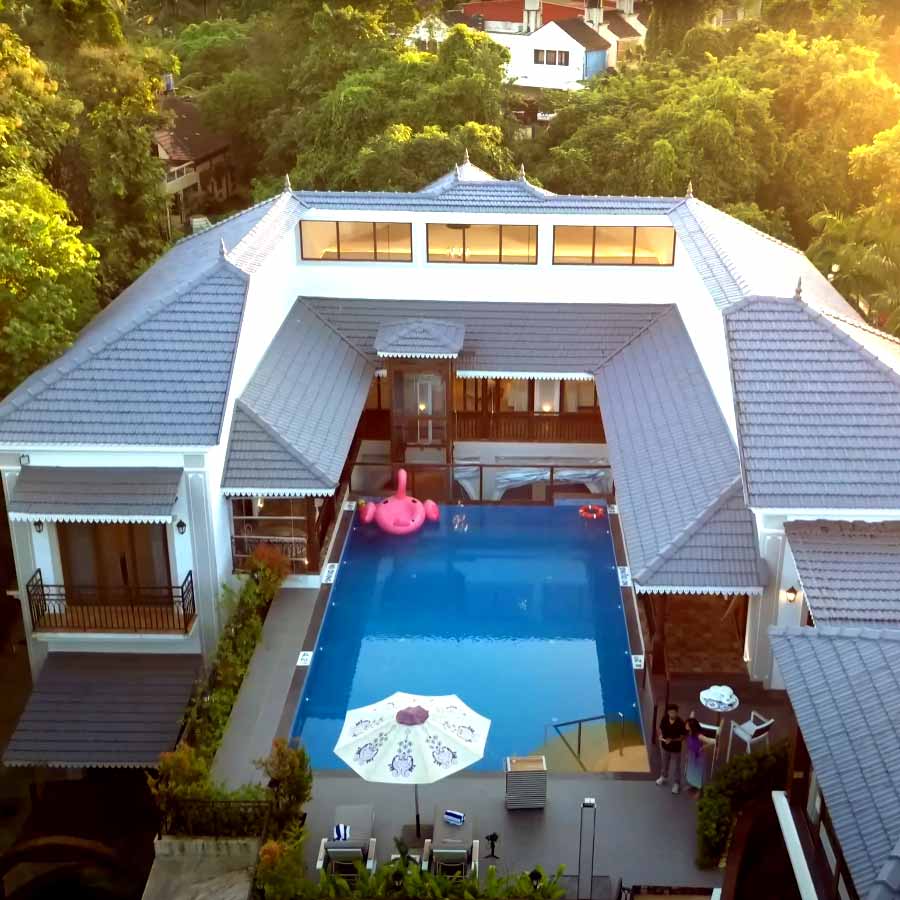 বাংলোর শুরুতেই সুইমিং পুল।