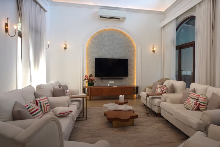 বিশাল একটি বসার ঘর রয়েছে ভিতরে।