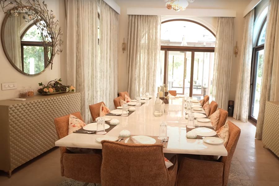 খাবার টেবিলটিও বিশাল। একসঙ্গে অনেকে বসতে পারবেন।