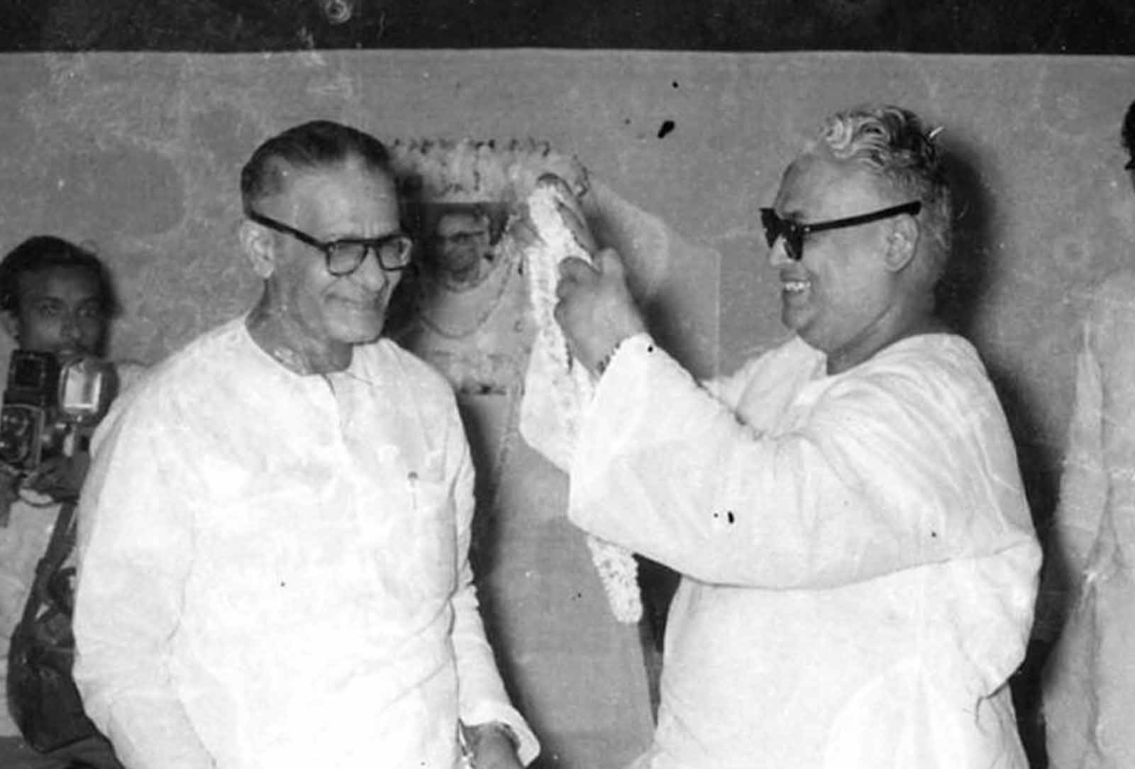 (বাঁ দিকে) প্রফুল্ল সেন এবং অতুল্য ঘোষ (ডান দিকে)। ১৯৬২ সালের ছবি: আনন্দবাজার আর্কাইভ।