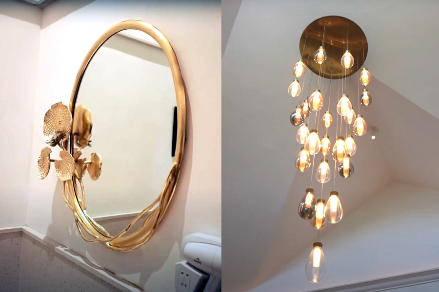 স্নানঘরের আয়না। বাংলোর নানা জায়গায় রয়েছে ঝাড়বাতি।