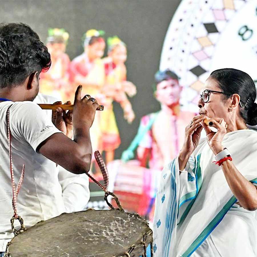 Speculations between Mamata Banerjee and Suvendu Adhikari regarding bengali Speaking Migrant labour Harassment in outstate