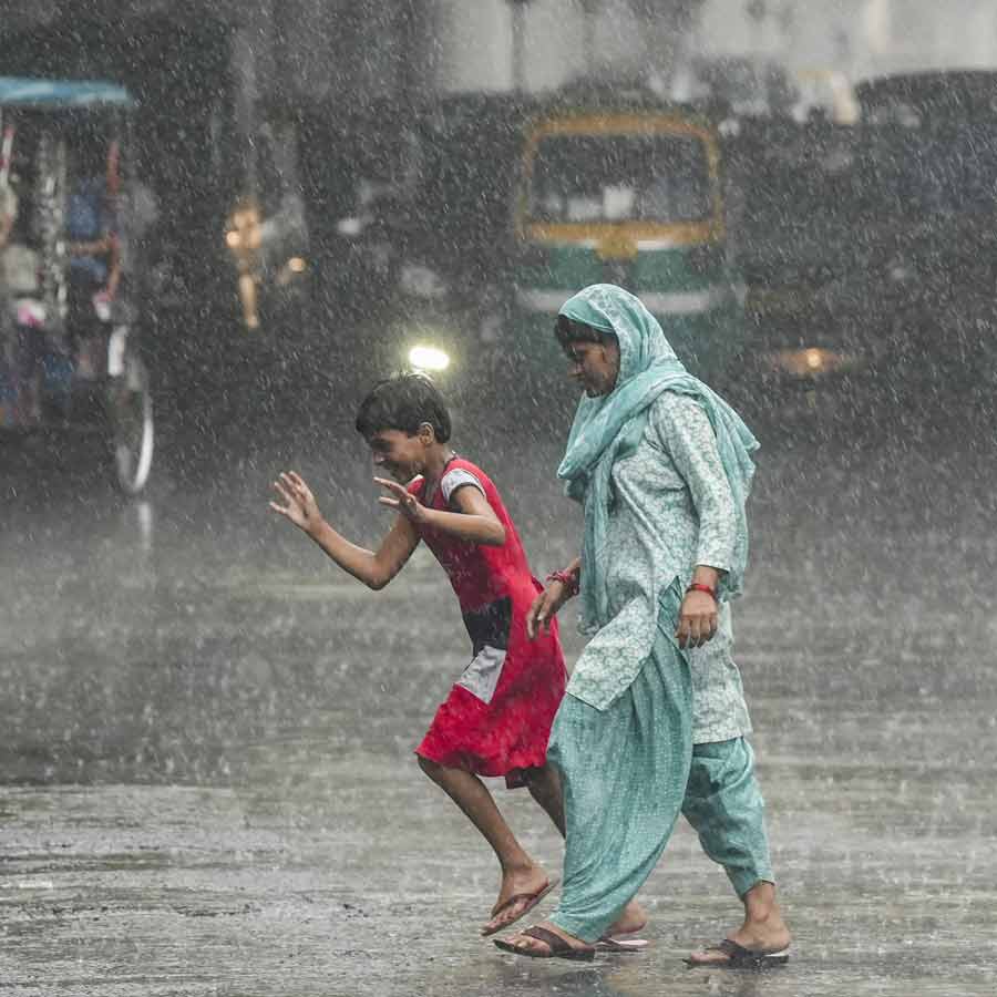 Heavy rain in several districts of Bengal, thunderstorm alert for Kolkata dgtl