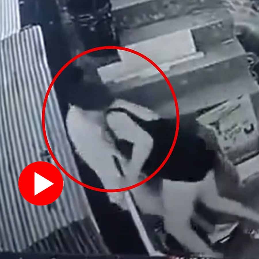 Couple Accidentally fall from second floor of a building during argument in Peru, video goes viral