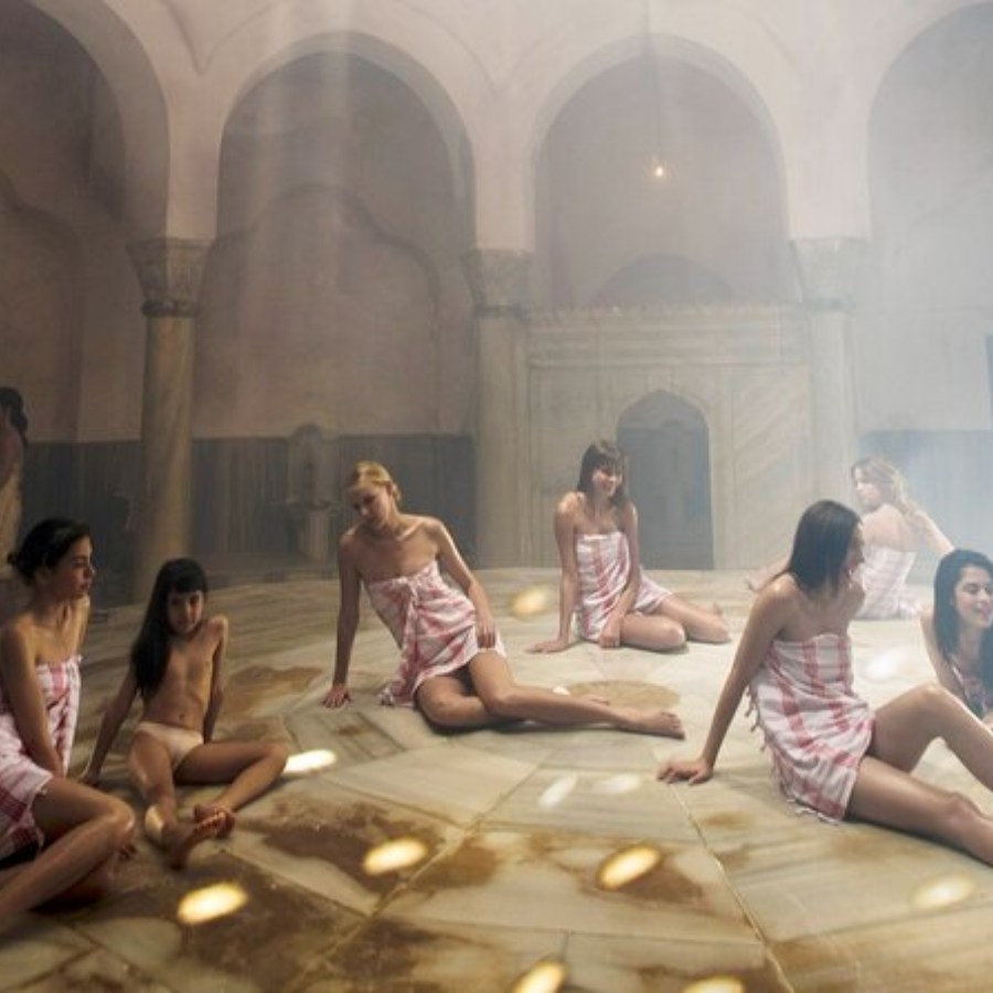 মধ্যপ্রাচ্যের এককালীন গণস্নানাগারের সঙ্গে যুক্ত কেশচর্চার টোটকা।