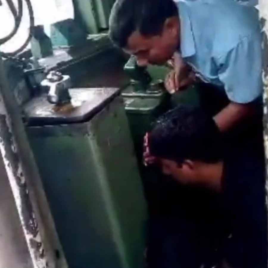 Railway worker\\\'s hand gets stuck in train engine at Memari station