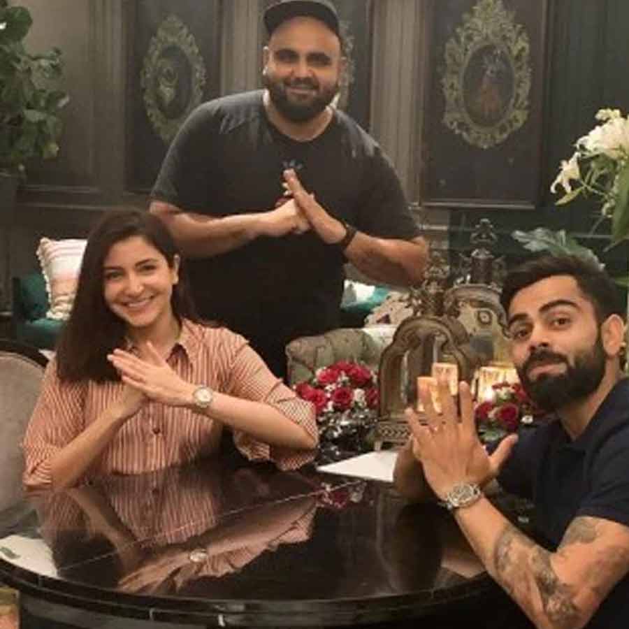 বিরাট আর অনুষ্কার সঙ্গে রন্ধনশিল্পী হর্ষ।