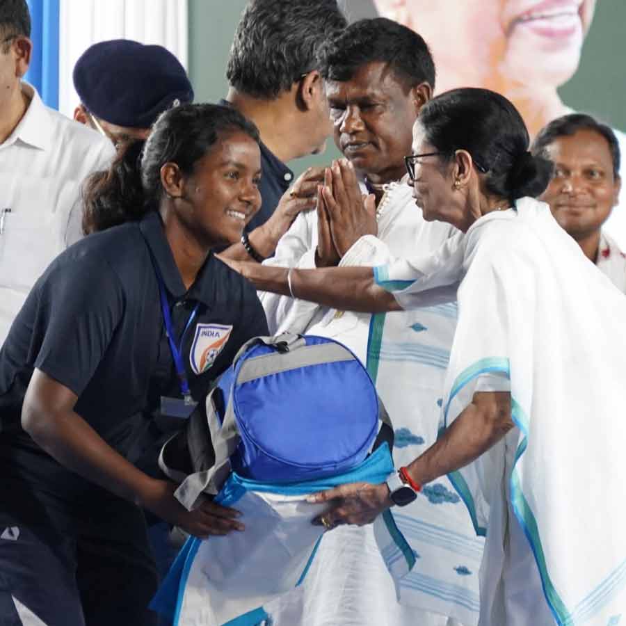 Referee Rajashri Hanshda, who urged to CM Mamata Banerjee on Jhargram stage