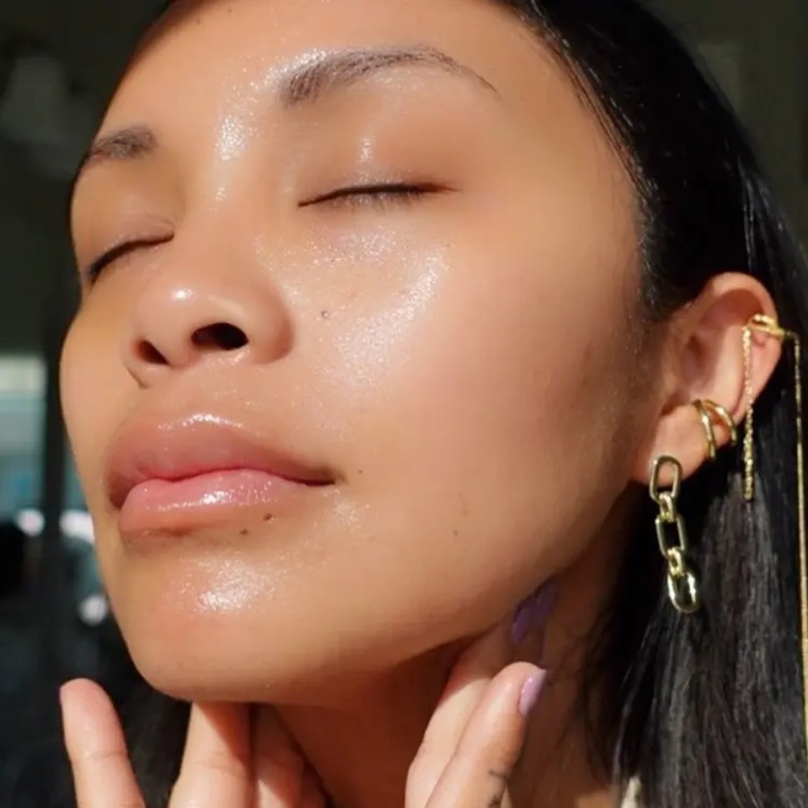 There are 5 natural priming oils you can use before applying makeup for a glow dgtl