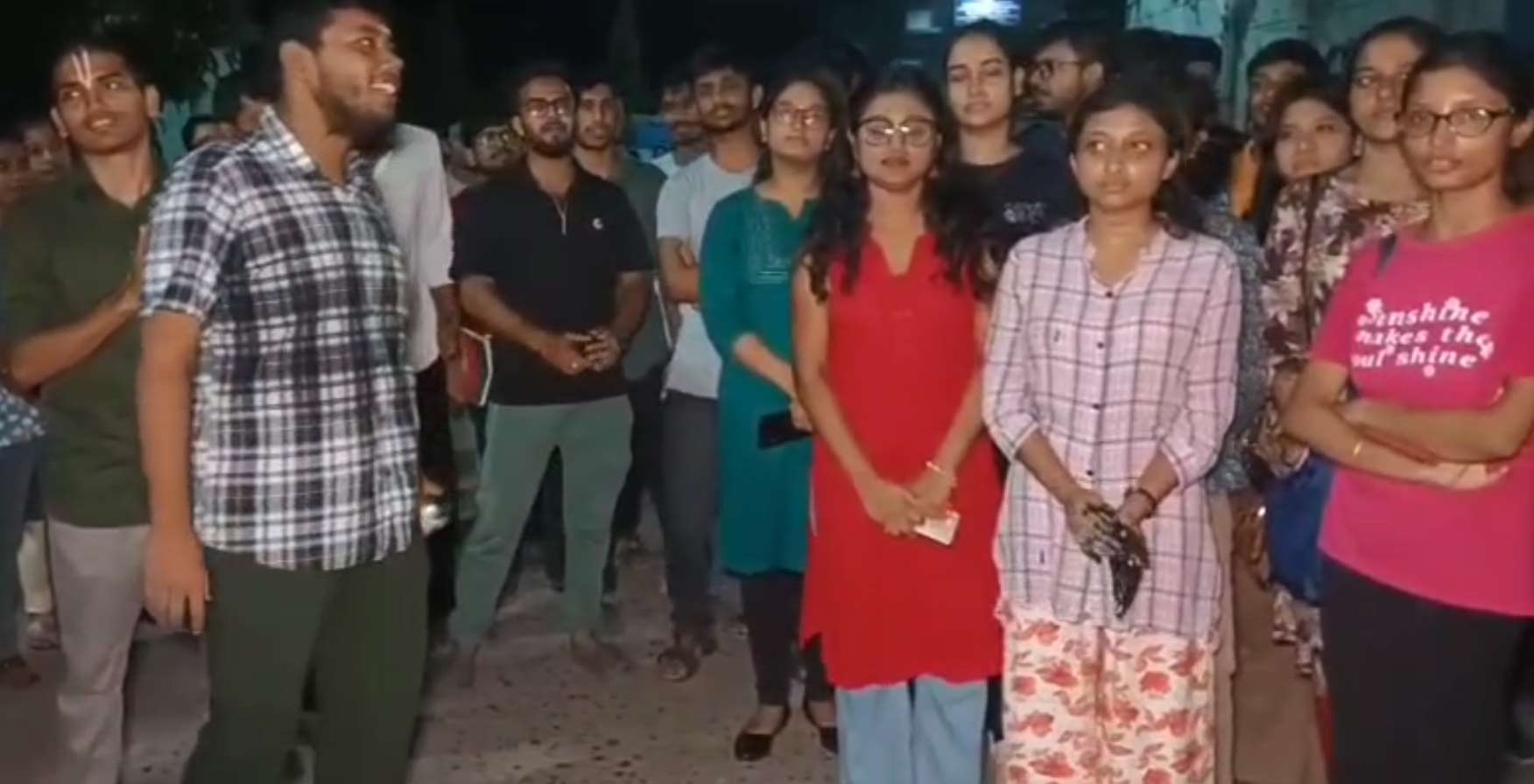 প্রতিবাদ মালদহ মেডিক্যাল কলেজ হাসপাতালে।