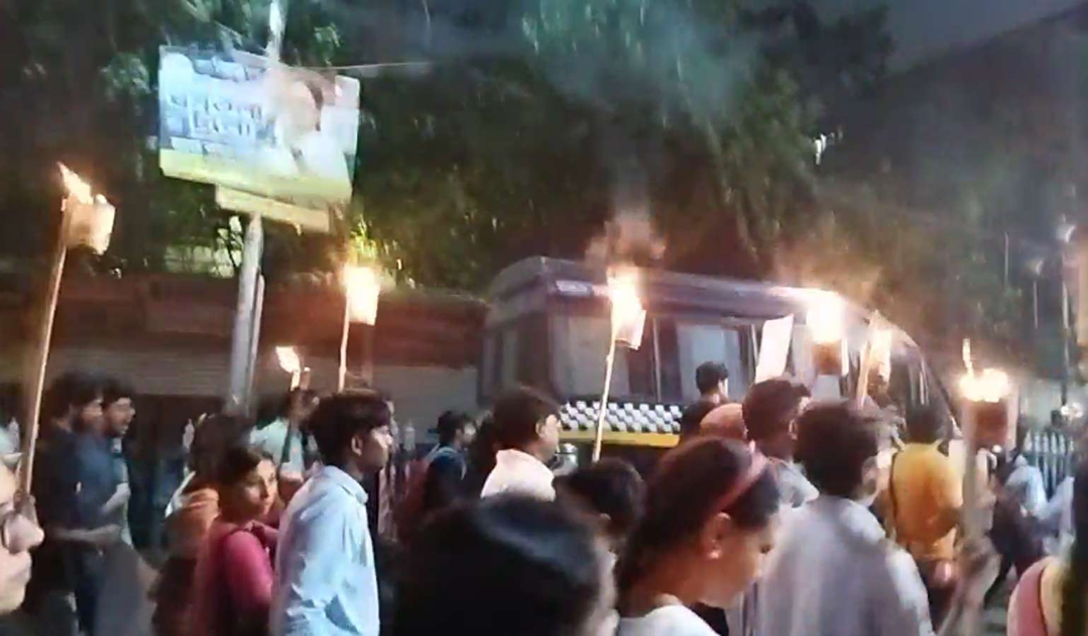 জুনিয়র ডাক্তারদের মশাল মিছিল।