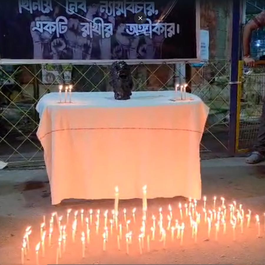 মেদিনীপুর মেডিক্যাল কলেজ ও হাসপাতালের জুনিয়র ডাক্তারেরা মোমবাতি প্রজ্বলন করেন।