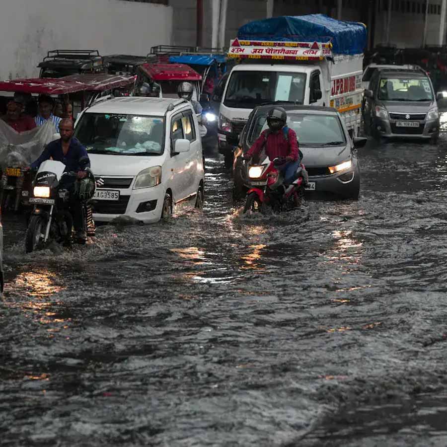 Heavy rain in Delhi-NCR leaves several areas waterlogged, more than 100 flight delay due to bad weather