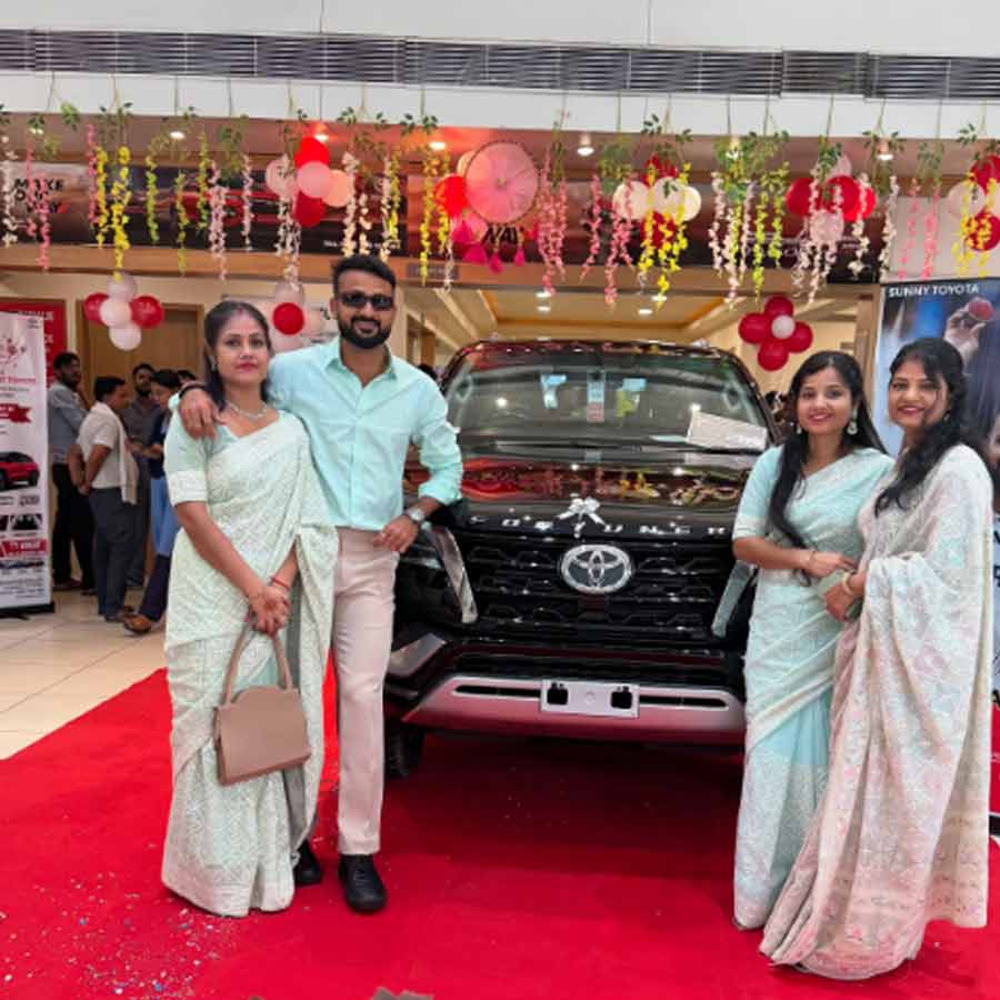 নতুন গাড়ি এবং বোনেদের সঙ্গে আকাশদীপ।