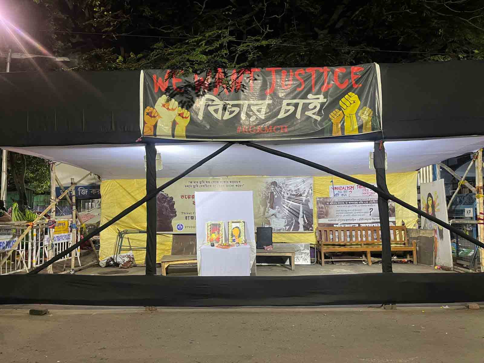 আরজি কর হাসপাতালে নির্যাতিতার জন্য বিচার চেয়ে আন্দোলনমঞ্চ। শুক্রবার রাতে।— নিজস্ব চিত্র।