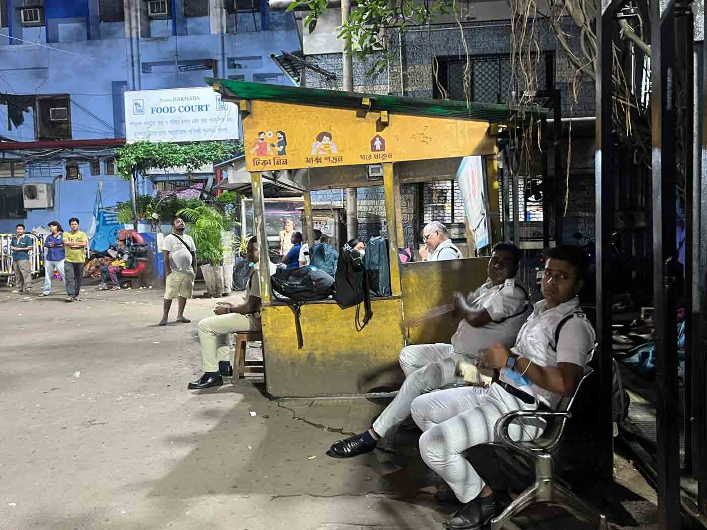 হাসপাতালের প্রধান ফটকের সামনে পুলিশ সজাগ। শুক্রবার রাতে। —নিজস্ব চিত্র।