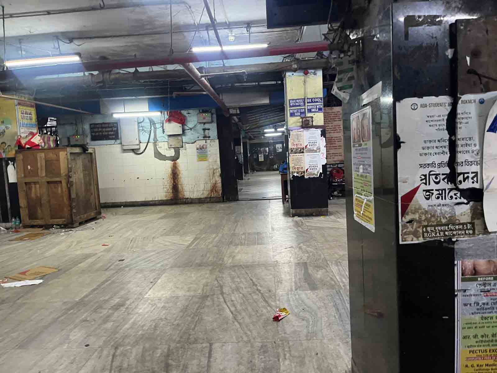 আরজি করের জরুরি বিভাগের একতলা প্রায় নির্জন। উপরে উঠতে দিলেন না নিরাপত্তারক্ষীরা। শুক্রবার রাতে। —নিজস্ব চিত্র।