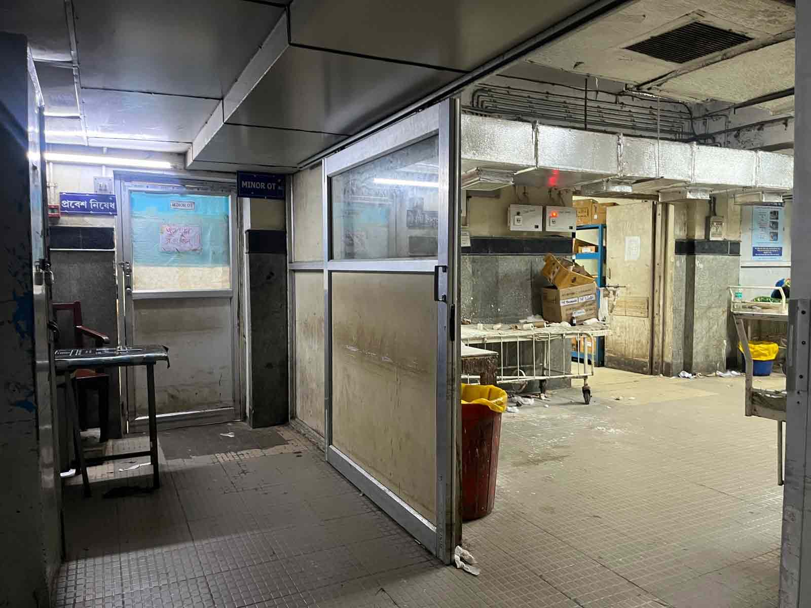 আরজি করের ট্রমা সেন্টার। শুক্রবার রাতে। —নিজস্ব চিত্র।